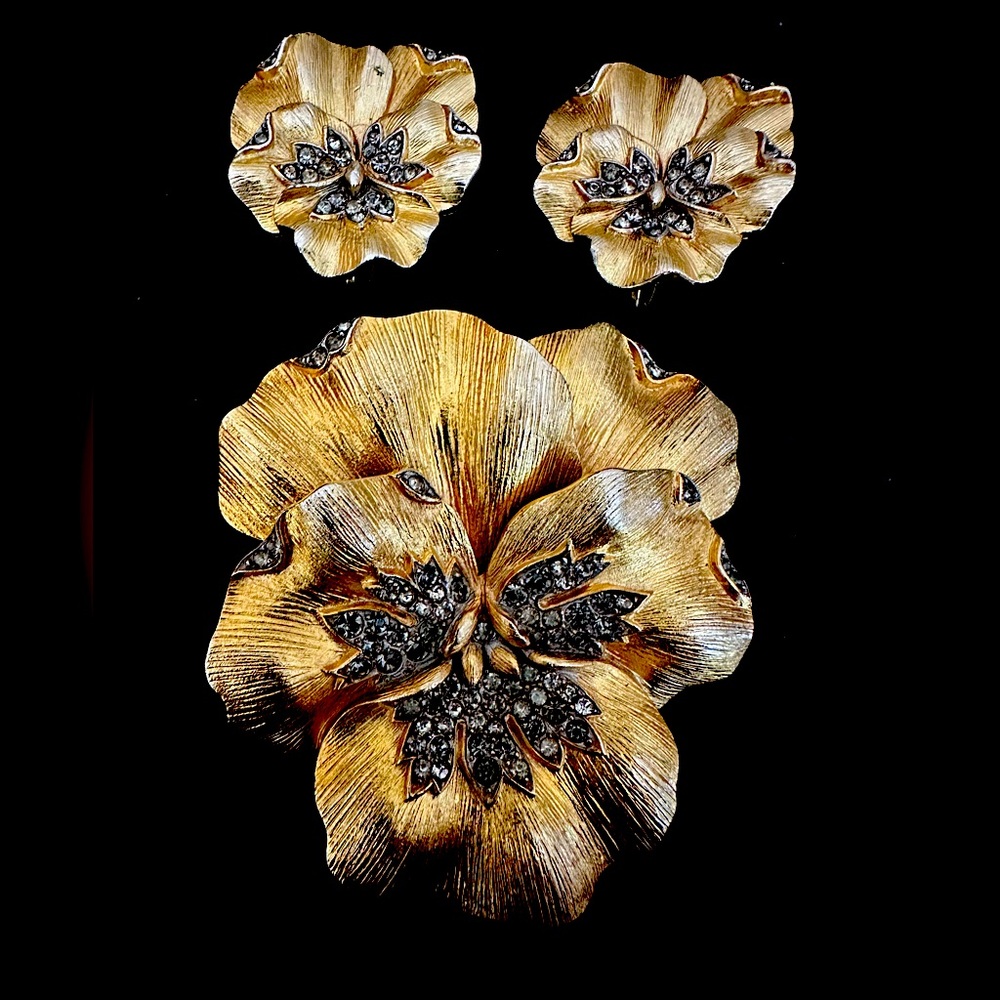 👑 TRIFARI outstanding contribution pansies brooch, and earrings ( clip on)1940